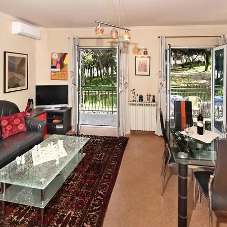 Graceful In Nature Apartment Porec